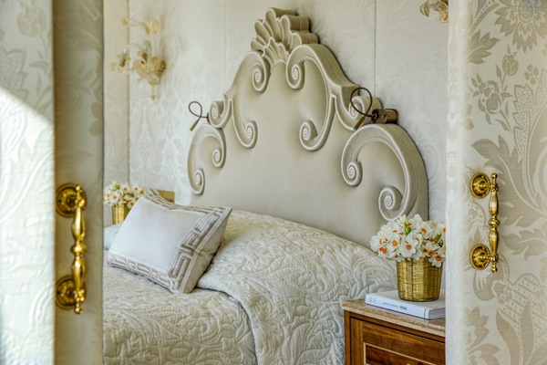 Uniworld Boutique S.S. ANTOINETTE Grand Suite 2.jpg